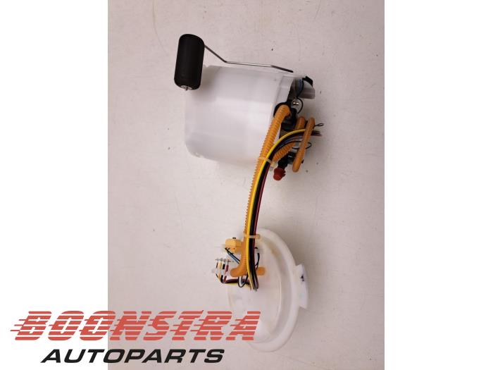 Electric fuel pump from a BMW 3 serie Touring (G21) 318i 2.0 TwinPower Turbo 16V 2023