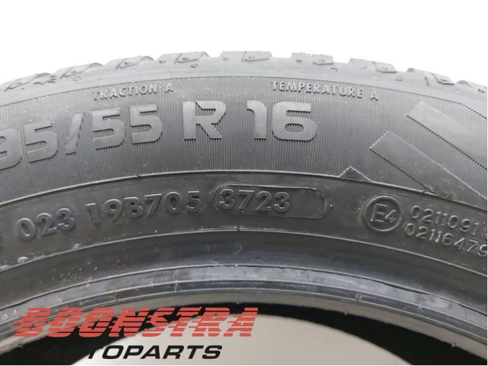 Tyre from a Renault Clio IV Estate/Grandtour (7R) 0.9 Energy TCE 12V 2013