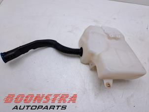 Used Front windscreen washer reservoir Landrover Discovery III (LAA/TAA) 2.7 TD V6 Price € 60,44 Inclusive VAT offered by Boonstra Autoparts