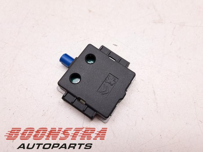 Używane Antena GPS Citroen C4 Berline (BA/BB/BC) 1.2 PureTech 100 12V Cena € 24,95 Procedura marży oferowane przez Boonstra Autoparts