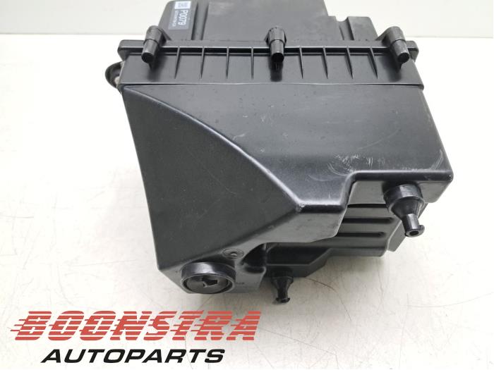 Air box from a Land Rover Range Rover Velar (LY) 3.0 D300 AWD 2018