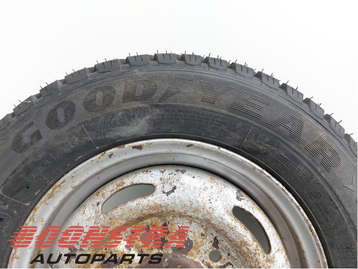 Wheel + tyre from a Ford Transit 2.2 TDCi 16V 2011