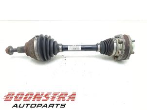 Used Front drive shaft, left Volkswagen Caddy III (2KA,2KH,2CA,2CH) 2.0 TDI 16V Price on request offered by Boonstra Autoparts