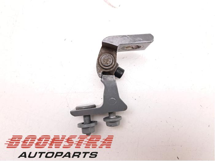 Upper door hinge
