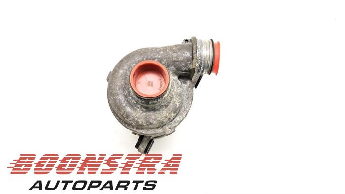 Water pump from a BMW X1 (E84) xDrive 28i 2.0 16V Twin Power Turbo 2014
