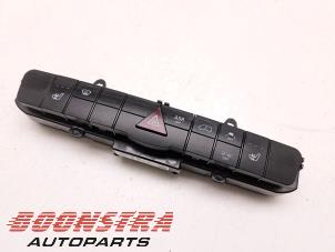 Usagé Commutateur éclairage d'urgence Mercedes Sprinter 3,5t (910.0/910.1/907.1/907.2) 316 CDI 2.1 D RWD Prix € 30,19 Prix TTC proposé par Boonstra Autoparts