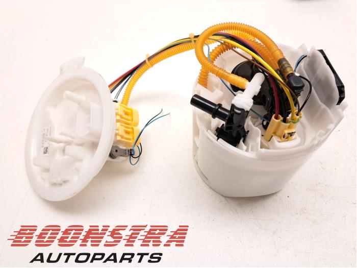 Electric fuel pump from a BMW 3 serie (G20) 318i 2.0 TwinPower Turbo 16V 2022