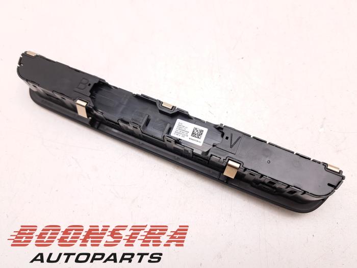 Radio control panel from a BMW 3 serie (G20) 318i 2.0 TwinPower Turbo 16V 2022