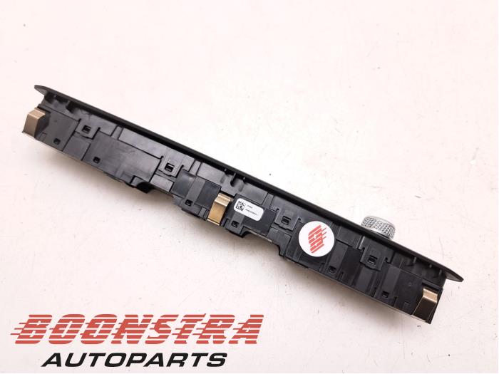 Radio control panel from a BMW 3 serie (G20) 318i 2.0 TwinPower Turbo 16V 2022