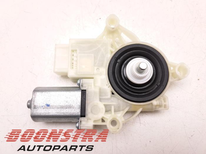 Door window motor from a BMW 3 serie (G20) 318i 2.0 TwinPower Turbo 16V 2022