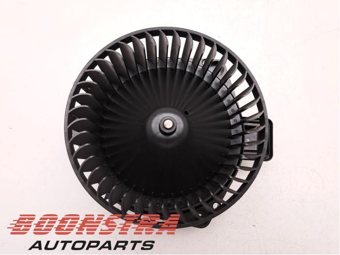 Heating and ventilation fan motor from a BMW 3 serie (G20) 318i 2.0 TwinPower Turbo 16V 2022