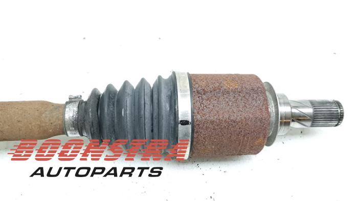 Front drive shaft, left from a Renault Clio IV (5R) 1.2 TCE 16V GT EDC 2015