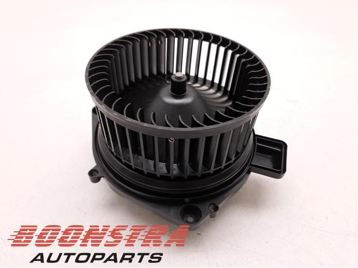 Heating and ventilation fan motor from a BMW 3 serie Touring (G21) 318i 2.0 TwinPower Turbo 16V 2023