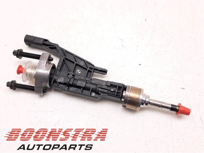Injector (petrol injection) from a BMW 3 serie Touring (G21) 318i 2.0 TwinPower Turbo 16V 2023