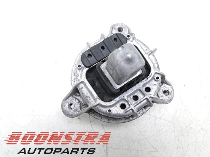 Engine mount from a BMW 5 serie (F10) 528i 16V 2012