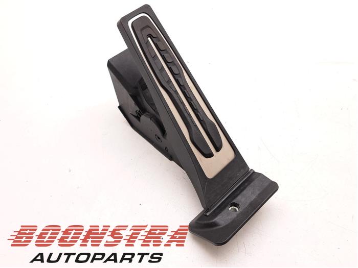 Accelerator pedal from a BMW 3 serie (G20) 318i 2.0 TwinPower Turbo 16V 2022