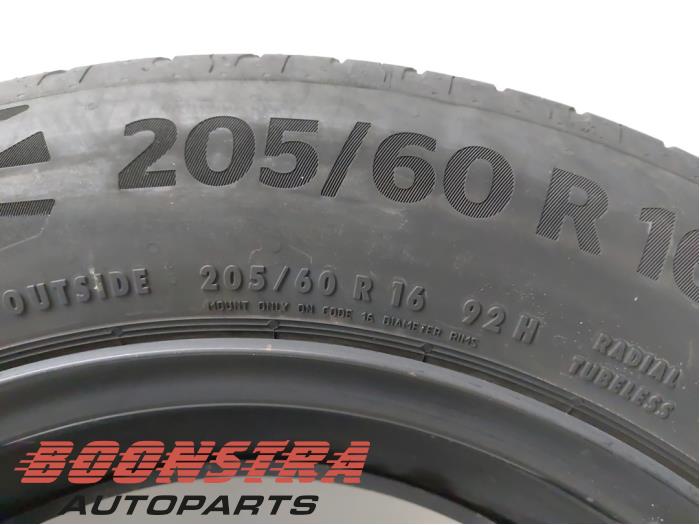 Wheel + tyre from a Dacia Sandero III 1.0 TCe 100 12V Bi-Fuel 2023