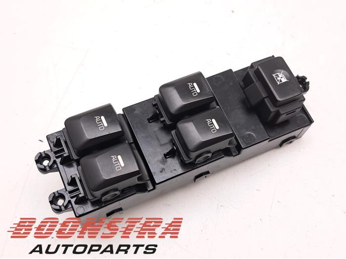 Usados Interruptor de ventanilla eléctrica Kia Cee'd Sportswagon (JDC5) 1.6 GDI 16V Precio € 29,95 Norma de margen ofrecido por Boonstra Autoparts