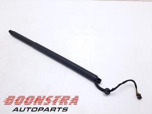 Usados Amortiguador de gas izquierda detrás Skoda Superb Combi (3V5) 2.0 TDI Precio € 198,95 Norma de margen ofrecido por Boonstra Autoparts