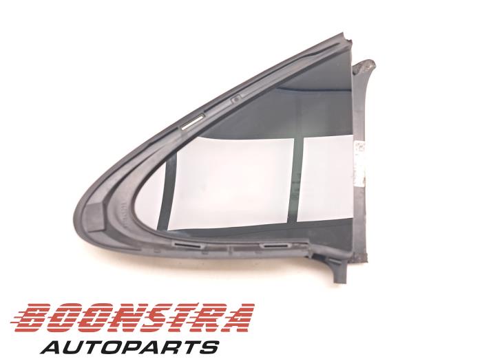 Usados Ventanilla triangular derecha detrás Porsche Taycan (Y1A) 4S Precio € 199,95 Norma de margen ofrecido por Boonstra Autoparts
