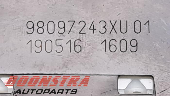On-board computer controller from a Peugeot 2008 (CU) 1.2 12V e-THP PureTech 110 2019