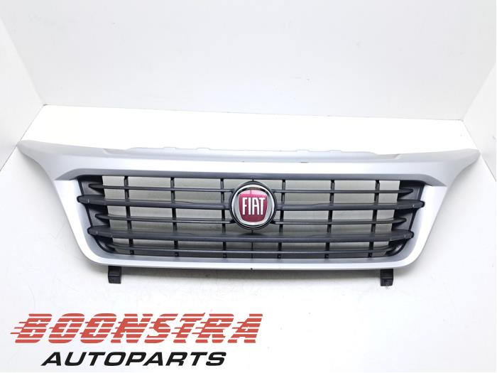 Używane Grill Fiat Ducato (250) 2.3 D 130 Multijet Cena € 151,19 Z VAT oferowane przez Boonstra Autoparts