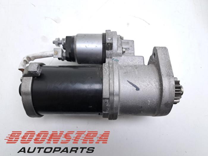 Startmotor från en Land Rover Range Rover IV (LG) 3.0 V6 P400 MHEV HST 2020