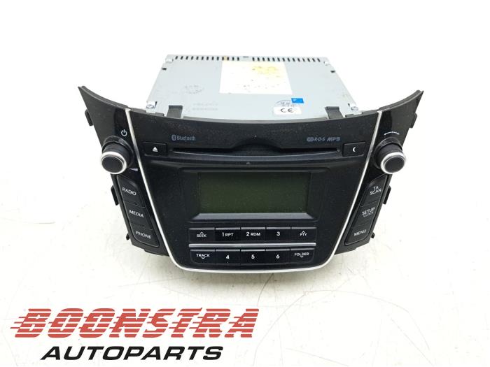 Używane Odtwarzacz CD Hyundai i30 Wagon (GDHF5) 1.6 GDI Blue 16V Cena € 64,95 Procedura marży oferowane przez Boonstra Autoparts