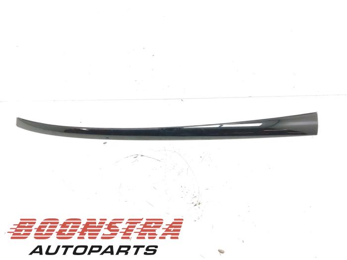 Używane Listwa ozdobna Ford Mustang Mach-E Cena € 149,95 Procedura marży oferowane przez Boonstra Autoparts