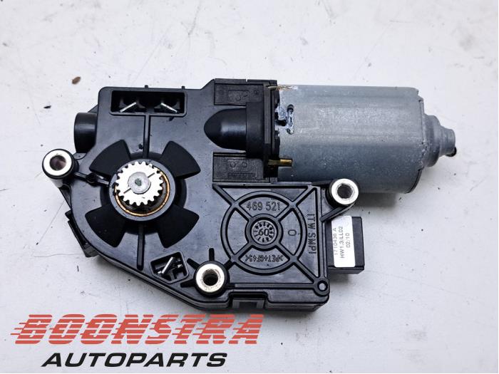 Używane Silnik szyberdachu BMW 5 serie (F10) 550i V8 32V TwinPower Turbo Cena € 124,95 Procedura marży oferowane przez Boonstra Autoparts