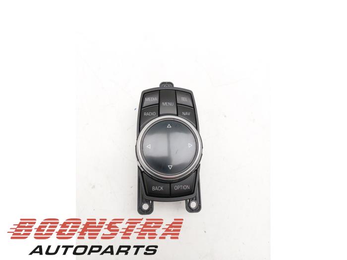 Używane Przycisk I-Drive BMW 1 serie (F21) 114i 1.6 16V Cena € 114,95 Procedura marży oferowane przez Boonstra Autoparts