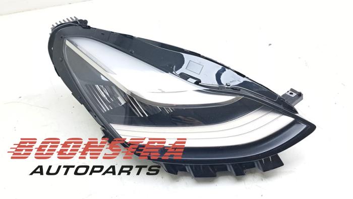 Używane Reflektor prawy Tesla Model 3 Long Range AWD 75 kWh Cena € 701,74 Z VAT oferowane przez Boonstra Autoparts