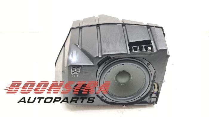 Używane Subwoofer Tesla Model 3 Long Range AWD 75 kWh Cena € 157,24 Z VAT oferowane przez Boonstra Autoparts