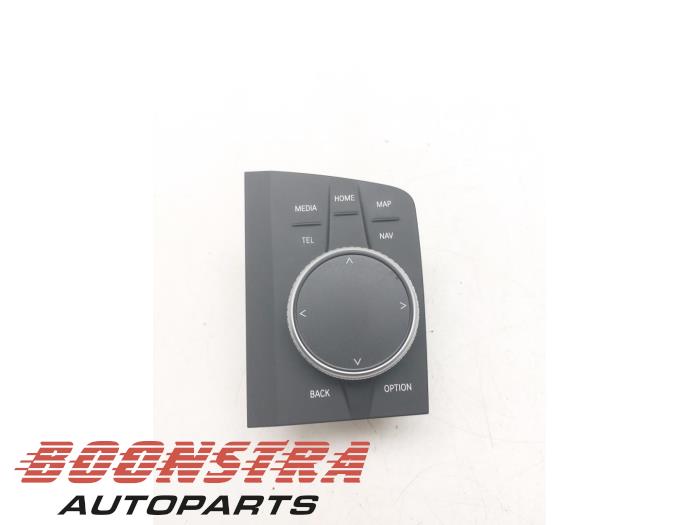 Używane Przycisk I-Drive BMW i4 (G26) eDrive40 84 kWh Cena € 194,95 Procedura marży oferowane przez Boonstra Autoparts
