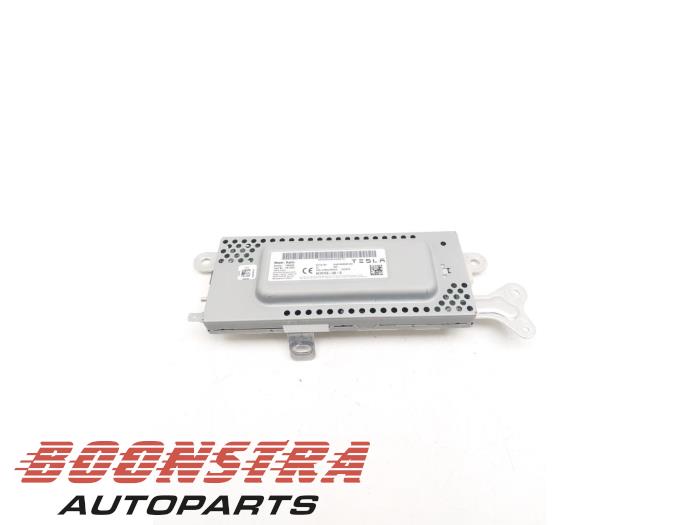 Używane Modul radiowy Tesla Model 3 Long Range AWD 75 kWh Cena € 84,70 Z VAT oferowane przez Boonstra Autoparts