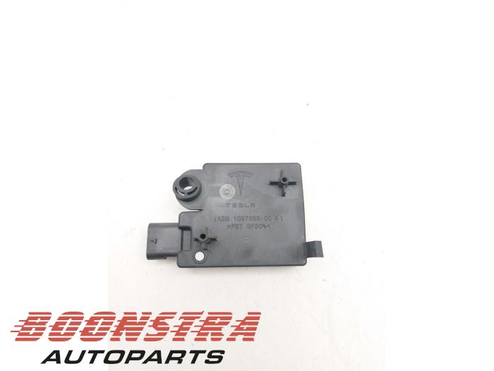Begagnade Bluetooth-modul Tesla Model 3 Long Range AWD 75 kWh Pris € 58,02 Inklusive moms erbjuds av Boonstra Autoparts