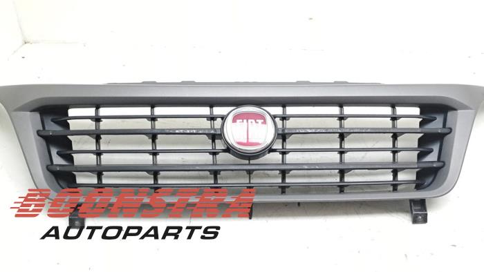 Używane Grill Fiat Ducato (250) 2.3 D 120 Multijet AdBlue Cena € 181,44 Z VAT oferowane przez Boonstra Autoparts