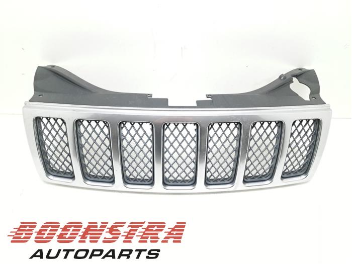 Begagnade Grill Jeep Grand Cherokee (WH/WK) 5.7 V8 Hemi Pris € 149,95 Marginaltabell erbjuds av Boonstra Autoparts