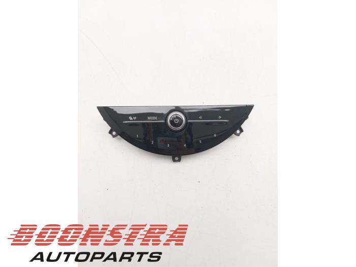 Używane Panel obslugi radia Mini Mini (F56) Cooper SE,Electric Cena € 84,95 Procedura marży oferowane przez Boonstra Autoparts