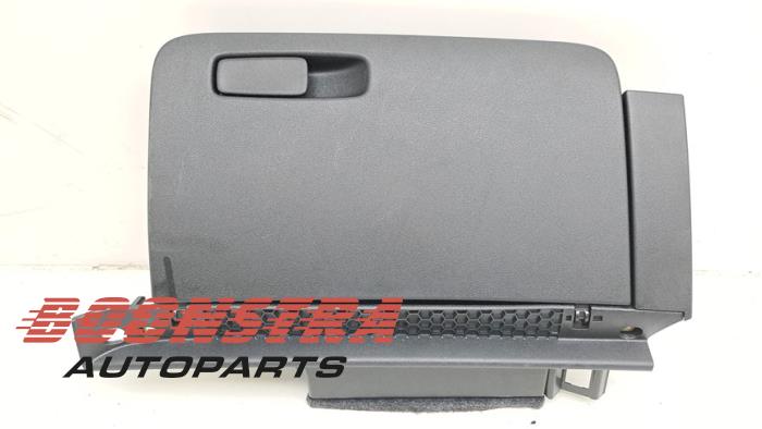 Begagnade Handskfack Audi A1 Sportback (8XA/8XF) 1.0 TFSI Ultra 12V Pris € 24,95 Marginaltabell erbjuds av Boonstra Autoparts