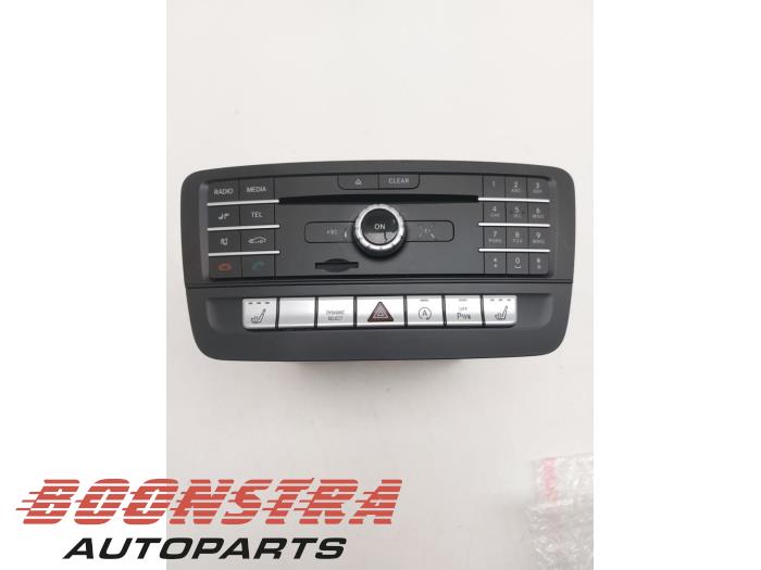 Używane Radio Mercedes CLA (117.3) 1.6 CLA-180 16V Cena € 499,95 Procedura marży oferowane przez Boonstra Autoparts