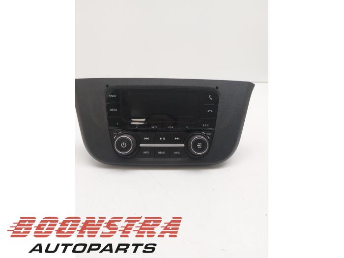 Używane Radio Iveco New Daily VI 35C18,35S18,40C18,50C18,60C18,65C18,70C18 Cena € 411,34 Z VAT oferowane przez Boonstra Autoparts