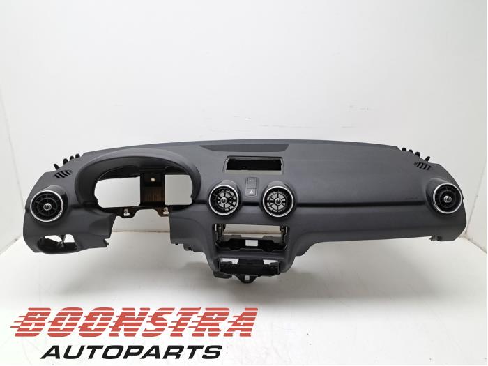 Usados Salpicadero Audi A1 Sportback (8XA/8XF) 1.0 TFSI Ultra 12V Precio € 793,95 Norma de margen ofrecido por Boonstra Autoparts