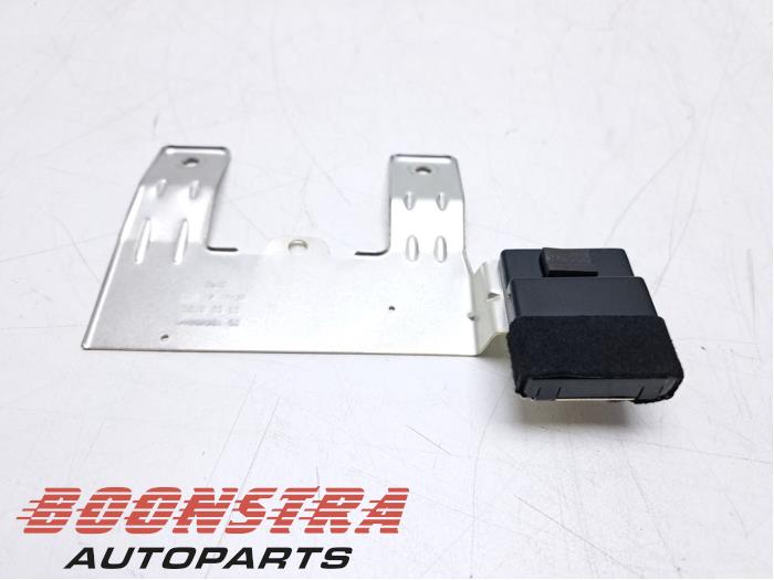 Używane Antena GPS Audi A1 Sportback (8XA/8XF) 1.0 TFSI Ultra 12V Cena € 24,95 Procedura marży oferowane przez Boonstra Autoparts