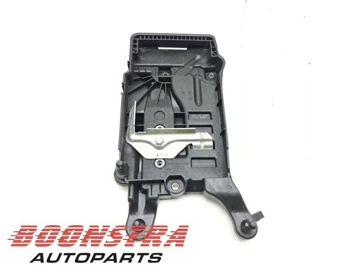 Begagnade Batterilåda Seat Arona (KJX) 1.0 TSI 12V Pris € 30,19 Inklusive moms erbjuds av Boonstra Autoparts