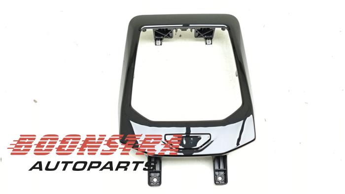 Begagnade Dekorstripe BMW 5 serie (G60) 530e 2.0 TwinPower Turbo 16V Pris € 84,64 Inklusive moms erbjuds av Boonstra Autoparts
