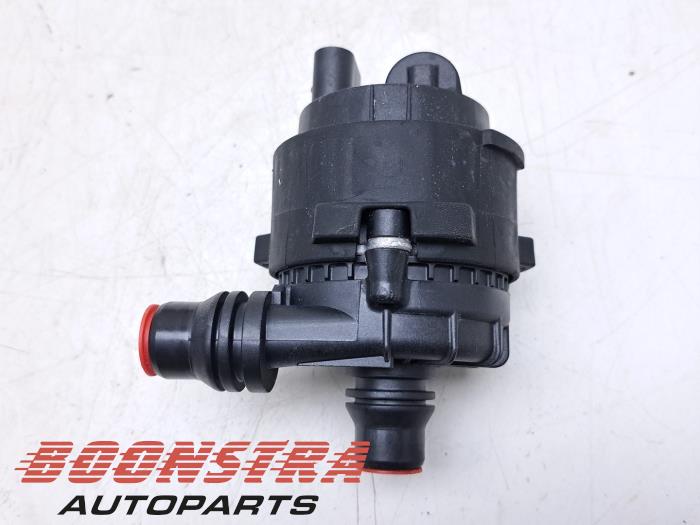 Usagé Pompe à eau BMW i5 (G60) eDrive40 84 kWh Prix € 151,25 Prix TTC proposé par Boonstra Autoparts