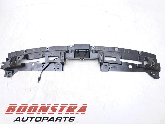 Usados Parachoque placa base Jeep Compass II (MP) 1.3 4XE 240 16V 4x4 Precio € 99,95 IVA incluido ofrecido por Boonstra Autoparts
