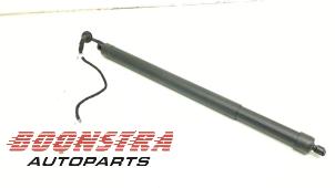 Begagnade Gasfjäder, höger bak Peugeot 3008 II (M4/MC/MJ/MR) 1.2 12V e-THP PureTech 130 Pris € 99,95 Marginaltabell erbjuds av Boonstra Autoparts