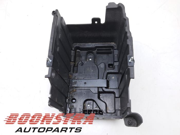 Begagnade Batterilåda Ford Transit Courier 1.5 TDCi 75 Pris € 30,00 Inklusive moms erbjuds av Boonstra Autoparts